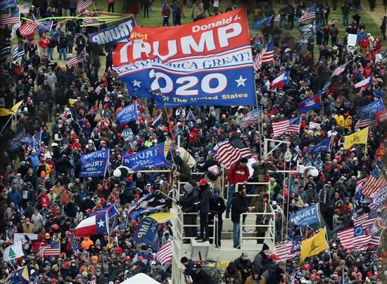 2021年1月6日，美国华盛顿特区，大批美国总统特朗普的支持者来到国会进行抗议，其中有人冲进国会内部，使得国会确认2020年总统选举结果的程序暂停。